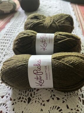 Knit Picks Swish™ DK Yarn - Lemongrass Heather superwash merino wool Peru